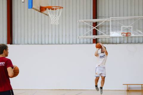 Un alumno disputando el torneo de básquet de las Fiestas de Bienvenida de este curso.